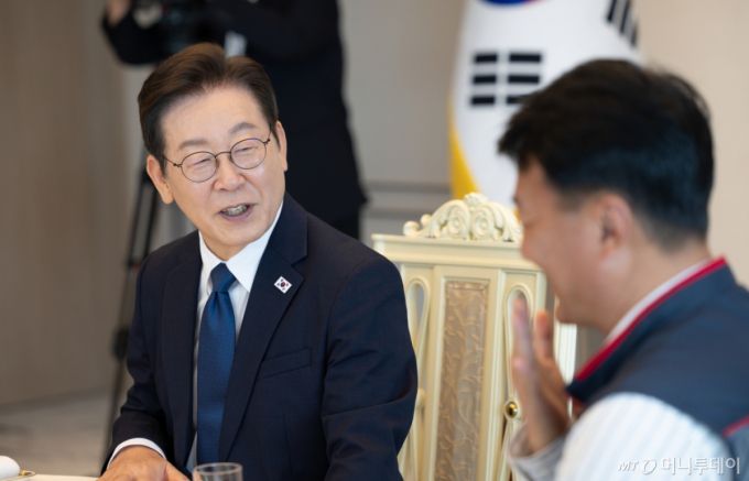 (서울=뉴스1) 허경 기자 = 이재명 대통령이 4일 서울 용산 대통령실 청사에서 열린 양대 노총 위원장과 오찬 간담회에서 양경수 민주노총 위원장과 대화하고 있다. (대통령실 제공. 재판매 및 DB 금지) 2025.9.4/뉴스1  Copyright (C) 뉴스1. All rights reserved. 무단 전재 및 재배포,  AI학습 이용 금지. /사진=(서울=뉴스1) 허경 기자