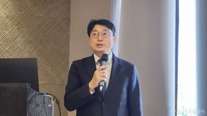 이광웅 대한간이식학회 회장(서울대병원 외과 교수)이 4일 열린 기자간담회에서 간 이식 수술의 현황과 문제점을 설명하고 있다. /사진=정심교 기자