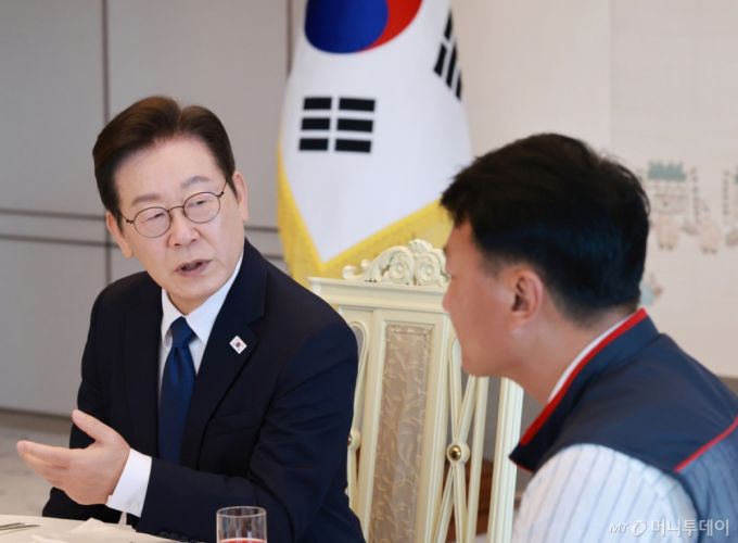 [서울=뉴시스] 최동준 기자 = 이재명 대통령이 4일 서울 용산 대통령실 청사에서 열린 양대 노총 위원장과 오찬 간담회에서 발언하고 있다. (대통령실통신사진기자단) 2025.09.04. photocdj@newsis.com /사진=