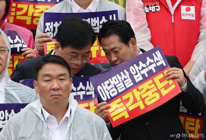 [서울=뉴시스] 김명년 기자 = 장동혁 국민의힘 대표가 4일 오전 서울 여의도 국회 본청 앞 계단에서 열린 '야당말살 정치탄압 특검수사 규탄대회'에서 송언석 원내대표와 귀엣말 하고 있다. 2025.09.04. kmn@newsis.com /사진=김명년