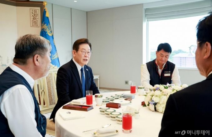 [서울=뉴시스] 최동준 기자 = 이재명 대통령이 4일 서울 용산 대통령실 청사에서 열린 양대 노총 위원장과 오찬 간담회에서 발언하고 있다. (대통령실통신사진기자단) 2025.09.04. photocdj@newsis.com /사진=