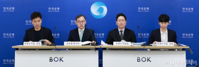 4일 오전 서울 중구 한국은행에서 2025년 7월 국제수지(잠정) 기자설명회가 열리고 있다. 왼쪽부터 김태호 국제수지팀 과장, 송재창 금융통계부장, 박성곤 국제수지팀장, 김준영 국제수지팀 과장./사진제공=한국은행