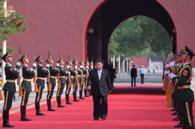 북한 노동당 기관지 노동신문은 3일 김정은 당 총비서가 중국인민항일전쟁 및 세계반파쇼전쟁승리(전승절) 80돌(주년) 기념행사에 참석한 사실을 4일 보도했다. /사진=뉴스1