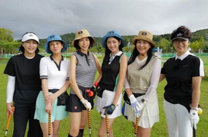 연습을 마치고 포즈를 취한 미스코리아 파크골프단. (왼쪽부터) 임송희 코치, 1996 제40회 미스코리아 한국일보 권민중, 2006 제50회 미스코리아 미 김수현, 2025 제69회 미스코리아 재 이서현, 1992 제36회 미스코리아 국제페리 김인영, 윤성현 감독. / 사진=한스타미디어