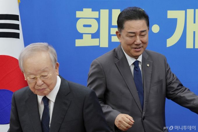 (서울=뉴스1) 신웅수 기자 = 김병기 더불어민주당 원내대표가 3일 오후 서울 여의도 국회에서 손경식 한국경영자총협회(경총) 회장 등 경제6단체 대표단 면담에 참석하고 있다. 2025.9.3/뉴스1  Copyright (C) 뉴스1. All rights reserved. 무단 전재 및 재배포,  AI학습 이용 금지. /사진=(서울=뉴스1) 신웅수 기자