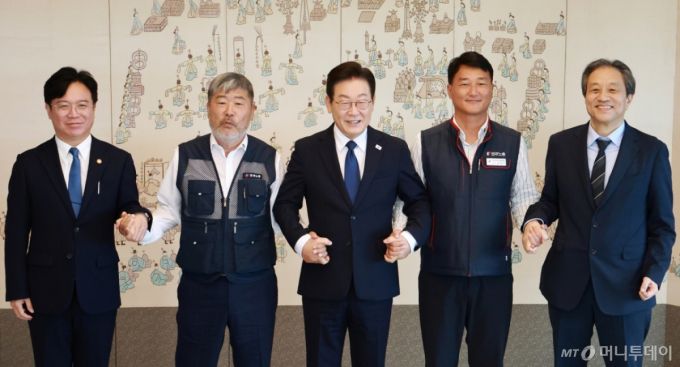 [서울=뉴시스] 최동준 기자 = 이재명 대통령이 4일 서울 용산 대통령실 청사에서 열린 양대 노총 위원장과 오찬 간담회에서 양경수(왼쪽 네번째) 민주노총 위원장, 김동명(왼쪽 두번째) 한국노총 위원장과 기념촬영을 하고 있다.  왼쪽부터 김영훈 고용노동부 장관, 김 위원장, 이 대통령, 양 위원장, 문진영 사회수석. (대통령실통신사진기자단) 2025.09.04. photocdj@newsis.com /사진=