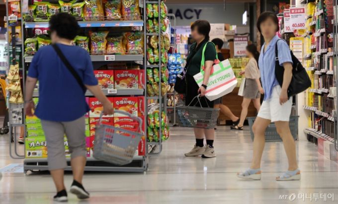 [서울=뉴시스] 김선웅 기자 = 폭염과 집중호우 등 이상기후로 인한 고물가에 식료품·음료 등 먹거리 소비가 9년 만에 최저 수준으로 줄었다. 통계청 국가통계포털에 따르면 올해 2분기 식료품·비주류음료 명목 소비지출은 월평균 42만 2,727원으로 전년보다 1.8% 증가했으나 물가 상승분을 제외한 실질 소비지출은 34만1102원으로 지난해보다 1.0% 줄었다.   이는 먹거리 지출액은 늘었지만 실제 소비 규모는 감소했다는 뜻으로 2026년 2분기 이후 9년 만에 가장 작은 규모다. 1일 서울 소재 유통매장에서 고객들이 쇼핑을 하고 있다. 2025.09.01.  /사진=김선웅