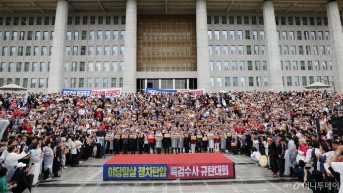 [서울=뉴시스] 김명년 기자 = 4일 오전 서울 여의도 국회 본청 앞 계단에서 열린 '국민의힘 야당말살 정치탄압 특검수사 규탄대회'에서 장동혁 대표 등 참석자들이 구호를 외치고 있다. 2025.09.04. kmn@newsis.com /사진=김명년