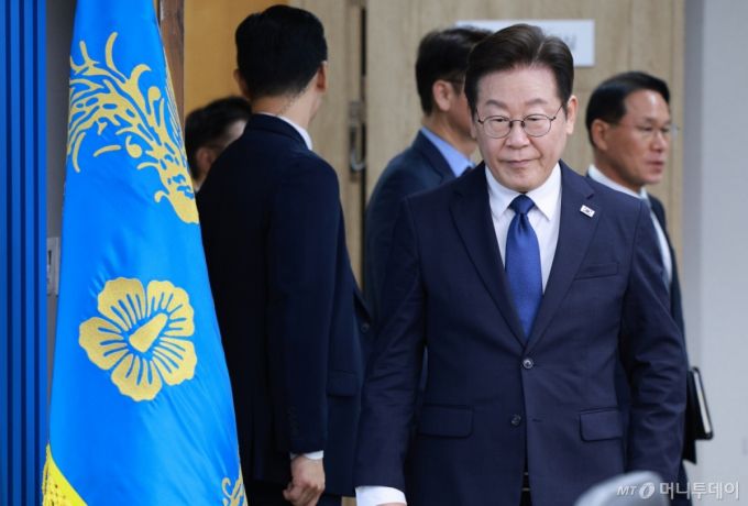 [서울=뉴시스] 고범준 기자 = 이재명 대통령이 4일 서울 용산 대통령실 청사에서 열린 제9차 수석·보좌관 회의에 입장하고 있다. 2025.09.04. bjko@newsis.com /사진=고범준