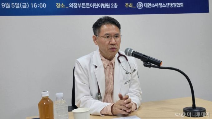 최용재 대한소아청소년병원협회장(튼튼어린이병원장)이 5일 오후 경기 의정부시 튼튼어린이병원에서 열린 '소아응급의료 문제 해결을 위한 방안(요구안) 발표' 기자 간담회에서 발언하고 있다. /사진=홍효진 기자