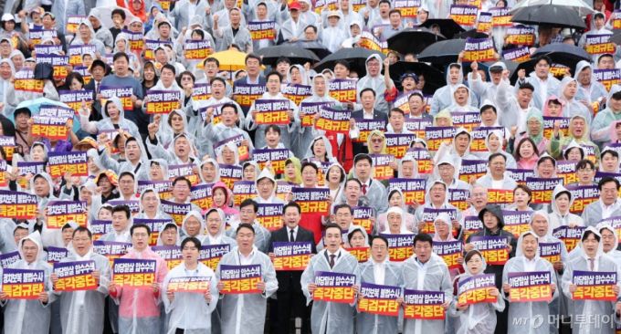 (서울=뉴스1) 신웅수 기자 = 장동혁 대표를 비롯한 국민의힘 의원들과 당원들이 4일 오전 서울 여의도 국회 본청 계단에서 열린 야당말살 정치탄압 특검수사 규탄대회에서 구호를 외치고 있다. 2025.9.4/뉴스1  Copyright (C) 뉴스1. All rights reserved. 무단 전재 및 재배포,  AI학습 이용 금지. /사진=(서울=뉴스1) 신웅수 기자