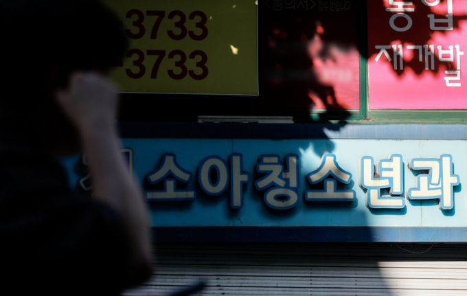 [서울=뉴시스] 정병혁 기자 = 국내 소아·청소년 전문의 절반가량이 서울과 경기에 쏠린 것으로 나타났다. '소아·청소년 의료체계 개선방안연구'에 따르면 지난해 2분기 기준 전국의 소아청소년과 전문의 수는 6490명으로, 지역별로는 서울(1510명)과 경기(1691명)가 전체의 49%를 차지했다. 소아·청소년 인구 1천명당 소아청소년과 전문의 수는 지역에 따라 최대 2배가량 벌어졌다. 사진은 3일 서울시내 소아·청소년 전문의가 운영 중인 소아청소년과. 2025.09.03. jhope@newsis.com /사진=정병혁