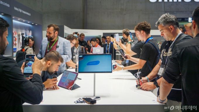 4일(현지시간) 삼성전자 'IFA 2025' 전시관에서 해외 언론 관계자들이 '갤럭시 S25 FE'와 '갤럭시탭 11 시리즈' 등을 살펴보고 있다./베를린(독일)=최지은 기자