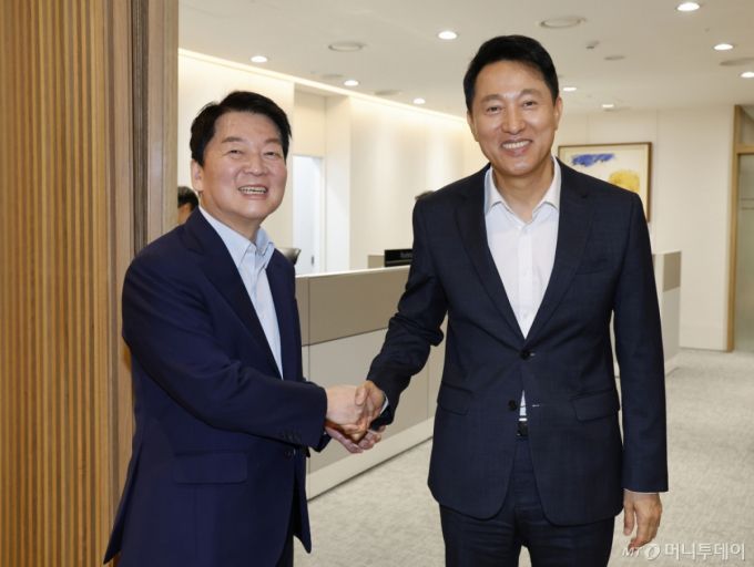 [서울=뉴시스] 김진아 기자 = 국민의힘 당권주자인 안철수 의원이 24일 서울 중구 서울시청을 찾아 오세훈 서울시장과 오찬회동에 앞서 인사를 나누고 있다. (공동취재) 2025.07.24. photo@newsis.com /사진=