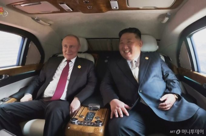 북한 조선중앙TV는 지난 3일 중국 전승절 80주년 열병식 참석차 베이징을 방문한 김정은 국무위원장이 블라디미르 푸틴 러시아 대통령과 회담했다고 4일 보도했다. 사진은 김 위원장과 푸틴 대통령이 대화하는 모습. / 사진=뉴시스(조선중앙TV)