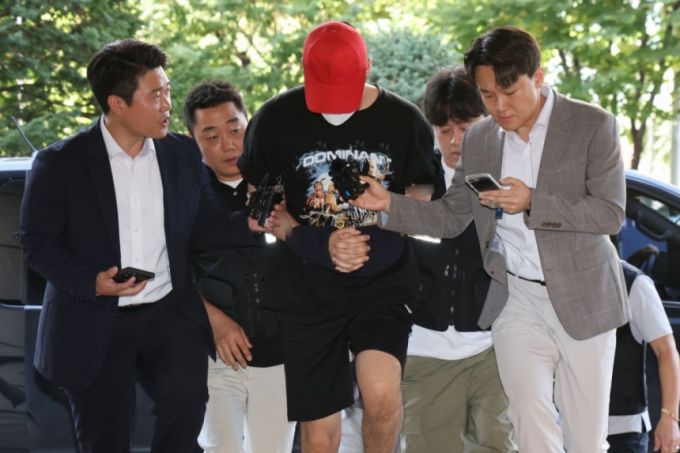 초등학생들을 유괴하려 한 혐의로 긴급체포된 20대 남성 3명 중 A씨가 지난 5일 오전 서울 마포구 서울서부지방법원에서 열린 구속 전 피의자심문(영장실질심사)에 출석하고 있다. /사진=뉴스1.