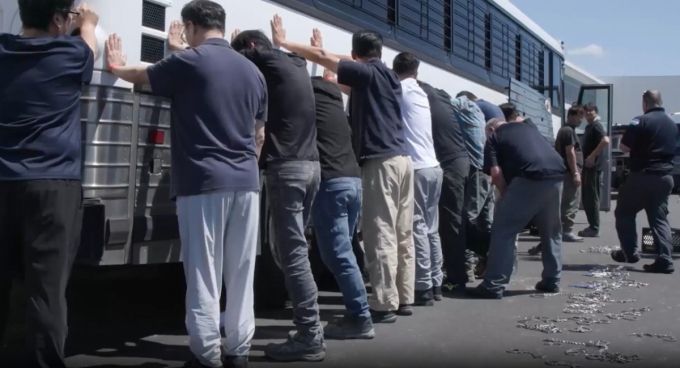 미 이민세관단속국(ICE) 요원들이 한국인 직원들을 체포하는 모습. /사진=ICE 홈페이지 갈무리