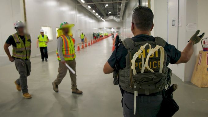 미 이민세관단속국(ICE) 요원들이 한국인 직원들을 체포하는 모습. /사진=ICE 홈페이지 갈무리