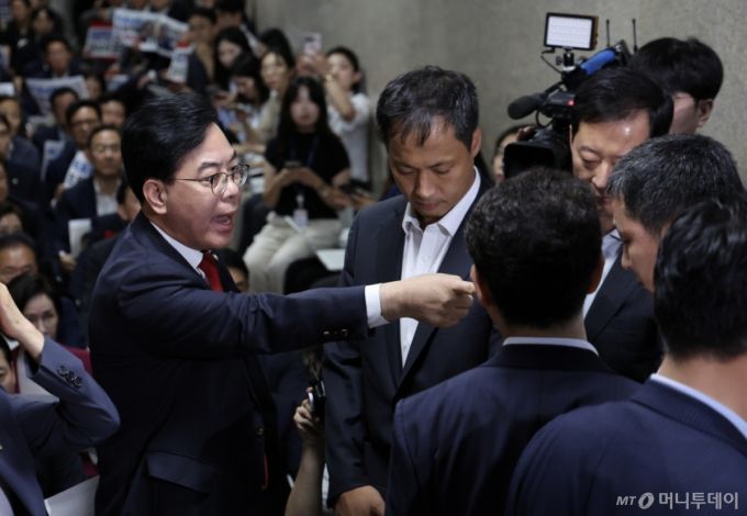 [서울=뉴시스] 김명년 기자 = 송언석 국민의힘 원내대표가 3일 서울 여의도 국회 원내대표실 앞에서 조은석 내란특검팀의 압수수색에 동행하며 이를 촬영한 국회 사무처 관계자에게 항의하고 있다. 2025.09.03. kmn@newsis.com /사진=김명년