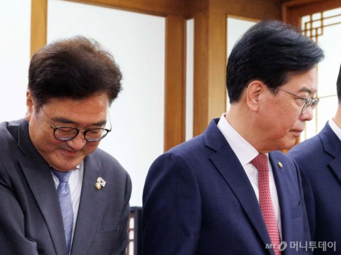 (서울=뉴스1) 이광호 기자 = 김병기 더불어민주당 대표 직무대행 겸 원내대표(왼쪽부터), 우원식 국회의장, 송언석 국민의힘 원내대표가 24일 오전 서울 여의도 국회에서 우 의장 주재로 열린 양당 원내대표 회동에서 기념촬영을 마치고 자리로 향하고 있다. (공동취재) 2025.6.24/뉴스1  Copyright (C) 뉴스1. All rights reserved. 무단 전재 및 재배포,  AI학습 이용 금지. /사진=(서울=뉴스1) 이광호 기자