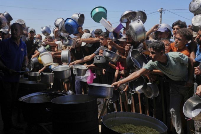 지난 1일(현지 시간) 가자지구 남부 칸유니스의 한 급식소에서 구호 음식을 받으려는 팔레스타인 주민들이 앞다퉈 모여들고 있다. /AP=뉴시스