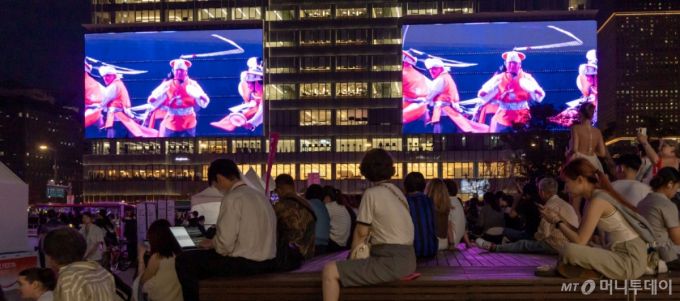5일 서울 종로구 KT 광화문빌딩 웨스트 사옥에 설치된 초대형 미디어월 'KT 스퀘어'에서 점등식 기념 공연이 송출되고 있다. /사진=김선웅