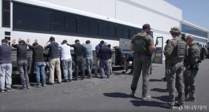 (서울=뉴스1) = 미국 이민세관단속국 ICE(U.S. Immigration and Customs Enforcement)가 조지아주 내 현대자동차그룹과 LG에너지솔루션 합작 배터리 공장 건설 현장의 한국인 직원 300여 명을 기습 단속·구금하는 영상을 공개했다. (ICE 홈페이지. 재판매 및 DB금지) 2025.9.6/뉴스1  Copyright (C) 뉴스1. All rights reserved. 무단 전재 및 재배포,  AI학습 이용 금지. /사진=(서울=뉴스1)