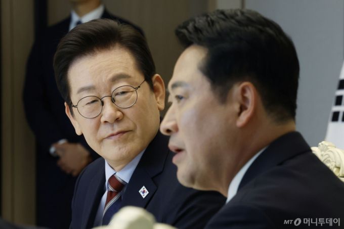 [서울=뉴시스] 최동준 기자 = 이재명 대통령이 8일 서울 용산 대통령실 청사에서 열린 여야 지도부 오찬 회동에서 장동혁 국민의힘 대표 발언을 듣고 있다. 2025.09.08. photocdj@newsis.com /사진=최동준