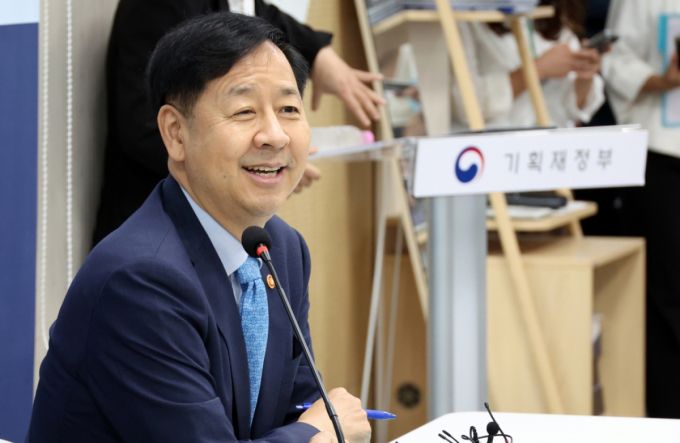 구윤철 부총리 겸 기획재정부 장관이 8일 세종시 정부세종청사에서 열린 출입기자 간담회에서 밝은 표정을 지으며 발언하고 있다./사진제공=뉴시스