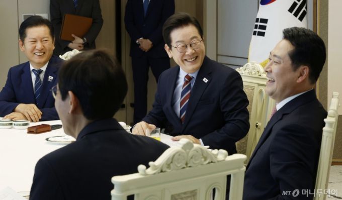 [서울=뉴시스] 최동준 기자 = 이재명 대통령이 8일 서울 용산 대통령실 청사에서 열린 여야 지도부 오찬 회동에서 정청래 더불어민주당 대표, 장동혁 국민의힘 대표와 밝게 웃고 있다. 2025.09.08. photocdj@newsis.com /사진=최동준