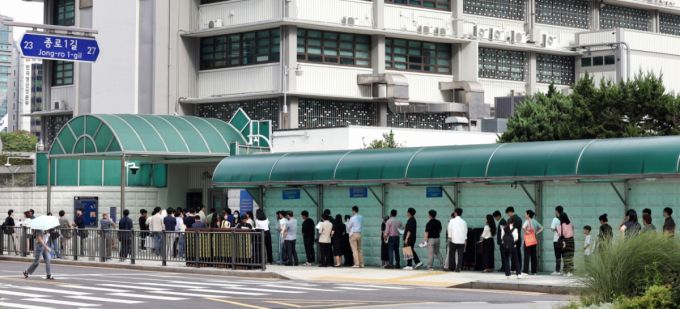 '조지아 구금 사태'에 미국 비자 문제가 수면 위로 드러난 가운데 8일 오전 서울 종로구 주한 미국대사관 앞에서 시민들이 미국 비자를 발급받기 위해 줄을 서고 있다./사진=뉴스1