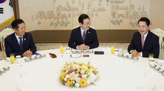 [서울=뉴시스] 최동준 기자 = 이재명 대통령이 8일 서울 용산 대통령실 청사에서 열린 여야 지도부 오찬 회동에서 정청래 더불어민주당 대표, 장동혁 국민의힘 대표와 대화하고 있다. 2025.09.08. photocdj@newsis.com /사진=최동준