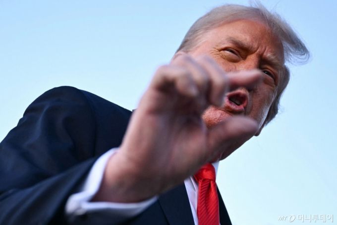 (앤드루스 합동기지 AFP=뉴스1) 강민경 기자 = 도널드 트럼프 미국 대통령이 7일(현지시간) US오픈 테니스대회 남자 결승전을 관람하기 위해 뉴욕을 방문한 뒤 메릴랜드주 앤드루스 합동 기지로 돌아와 취재진과 대화하고 있다. 그는 조지아주 현대자동차 배터리 공장에서 미국 이민당국이 한국인 노동자 300명을 체포해간 사건과 관련해 "우리는 한국과 훌륭한 관계에 있다"고 답했다. 2025.9.7  ⓒ AFP=뉴스1  Copyright (C) 뉴스1. All rights reserved. 무단 전재 및 재배포,  AI학습 이용 금지.