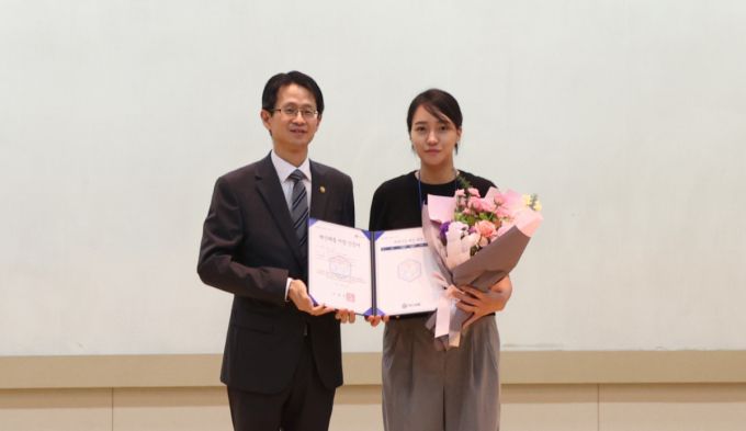 주청림 둠둠 대표(사진 오른쪽)가 혁신제품 지정서를 받고 기념 촬영 중이다/사진제공=둠둠