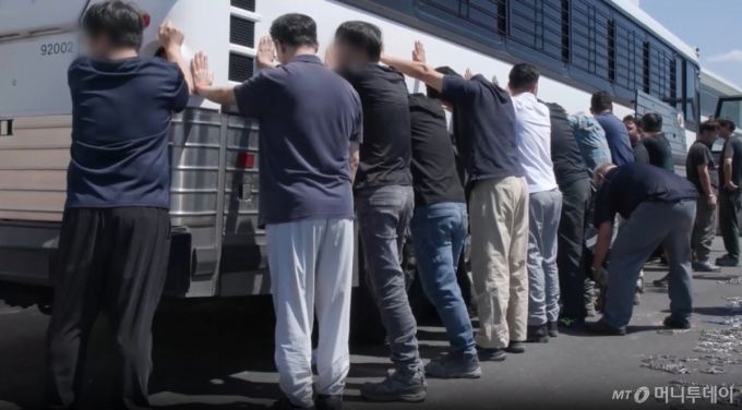 미국 이민당국이 지난 4일(현지시간) 조지아주 현대차그룹-LG에너지솔루션의 합작 배터리 공장 건설현장에서 벌인 불법체류·고용 단속 현장 영상을 홈페이지를 통해 공개했다. / 사진=미국 이민세관단속국(ICE)