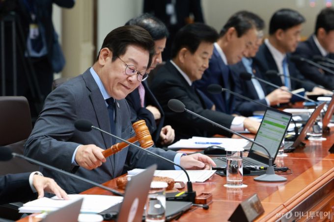 [서울=뉴시스] 고범준 기자 = 이재명 대통령이 9일 서울 용산 대통령실 청사에서 열린 제41회 국무회의에서 의사봉을 두드리며 개회 선언을 하고 있다. 2025.09.09. bjko@newsis.com /사진=고범준