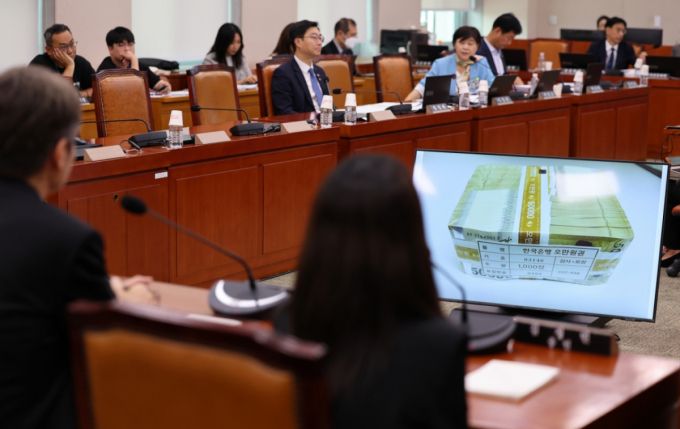 5일 서울 여의도 국회에서 열린 법제사법위원회 검찰 개혁 입법청문회에서 서영교 의원이 관봉권 띠지 유실 사건과 관련해 질문하고 있다.  /사진=뉴스1