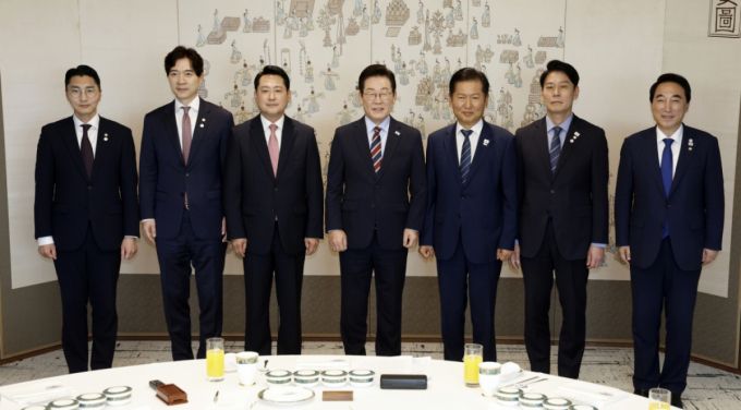 이재명 대통령이 8일 서울 용산 대통령실 청사에서 열린 여야 지도부 오찬 회동에서 정청래 더불어민주당 대표, 장동혁 국민의힘 대표 등 참석자들과 기념촬영을 하고 있다.   왼쪽부터 박준태 국민의힘 당대표 비서실장, 박성훈 국민의힘 수석대변인, 장동혁 국민의힘 대표, 이 대통령, 정청래 더불어민주당 대표, 한민수 더불어민주당 당대표 비서실장, 박수현 더불어민주당 수석대변인. [서울=뉴시스]