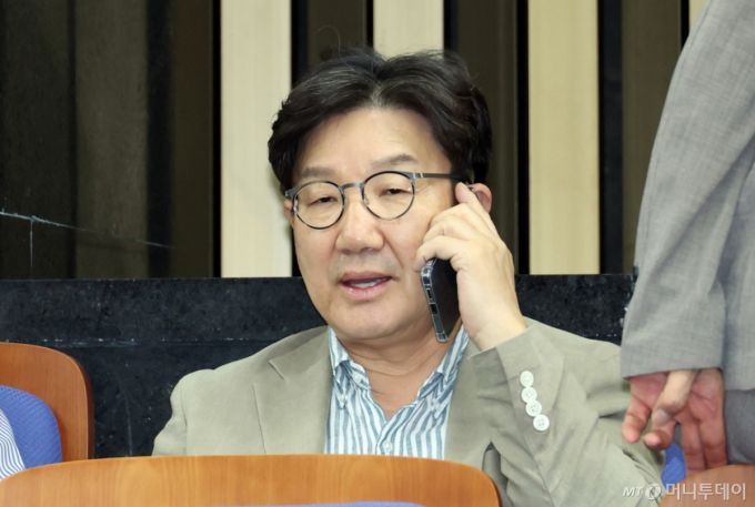 [서울=뉴시스] 고승민 기자 = 권성동 국민의힘 의원이 8일 서울 여의도 국회에서 열린 의원총회에서 시작 전 전화 통화를 하고 있다. 2025.09.08. kkssmm99@newsis.com /사진=고승민