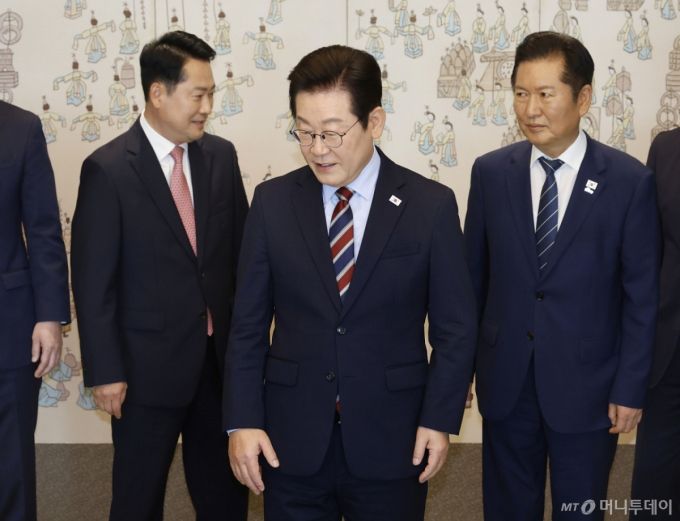 [서울=뉴시스] 최동준 기자 = 이재명 대통령이 8일 서울 용산 대통령실 청사에서 열린 여야 지도부 오찬 회동에서 정청래 더불어민주당 대표, 장동혁 국민의힘 대표와 기념촬영을 마치고 자리로 향하고 있다. 2025.09.08. photocdj@newsis.com /사진=최동준