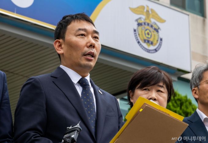 [의왕=뉴시스] 국회사진기자단 = 김용민 국회 법제사법위원회 더불어민주당 간사가 1일 경기도 의왕시 서울구치소에서 열린 현장검증을 마치고 브리핑을 하고 있다. 이날 법사위는 윤석열 전 대통령 수감 중 특혜 제공 여부를 확인하고 특검 출석 요구 당시 윤 전 대통령이 옷을 벗고 버티는 과정이 있었는지 여부를 CCTV 등의 영상기록으로 열람했다. 2025.09.01. photo@newsis.com /사진=류현주