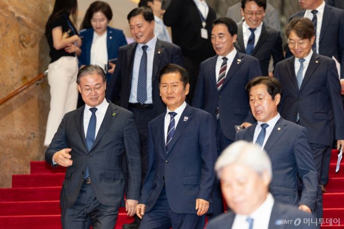 (서울=뉴스1) 이승배 기자 = 정청래 더불어민주당 대표가 9일 서울 여의도 국회에서 열린 제429회국회(정기회) 제2차 본회의에서 교섭단체대표연설을 마치고 발걸음을 옮기고 있다. 2025.9.9/뉴스1  Copyright (C) 뉴스1. All rights reserved. 무단 전재 및 재배포,  AI학습 이용 금지. /사진=(서울=뉴스1) 이승배 기자