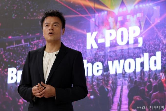 [서울=뉴시스] 김진아 기자 = 박진영 JYP엔터테인먼트 창의성총괄책임자(CCO)가 26일 경북 경주 우양미술관에서 열린 ‘2025 APEC 문화산업고위급대화 환영만찬 리셉션’에서 세계를 잇는 K-POP을 주제로 발표를 하고 있다. (사진=문화체육관광부 제공) 2025.08.26. photo@newsis.com *재판매 및 DB 금지 /사진=김진아