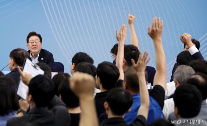 [부산=뉴시스] 최동준 기자 = 이재명 대통령이 25일 부산 부경대에서 열린 타운홀미팅 '부산의 마음을 듣다' 지역 주민 간담회에서 질문을 받고 있다. (대통령실통신사진기자단) 2025.07.25. photocdj@newsis.com /사진=최동준