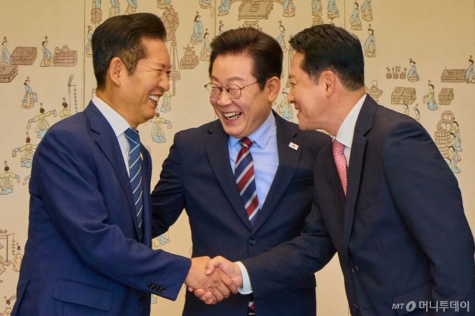 (서울=뉴스1) 이재명 기자 = 이재명 대통령이 8일 서울 용산 대통령실 청사에서 열린 여야 지도부 오찬 회동에서 정청래 더불어민주당 대표, 장동혁 국민의힘 대표가 악수하는 것을 보고 미소를 짓고 있다. (대통령실 제공. 재판매 및 DB 금지) 2025.9.8/뉴스1  Copyright (C) 뉴스1. All rights reserved. 무단 전재 및 재배포,  AI학습 이용 금지. /사진=(서울=뉴스1) 이재명 기자