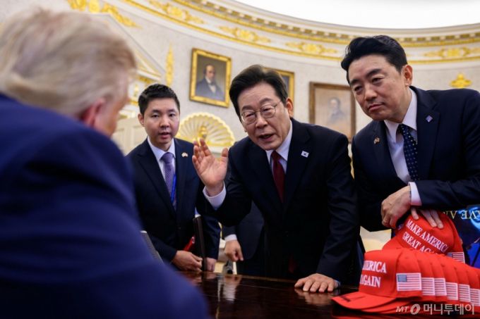 [서울=뉴시스]  도널드 트럼프 대통령이 지난 8월 25일(현지 시간) 백악관에서 이재명 대통령과 논의하고 있다. 오른쪽은 강훈식 비서실장. (사진=백악관 제공) 2025.09.02. photo@newsis.com *재판매 및 DB 금지 /사진=