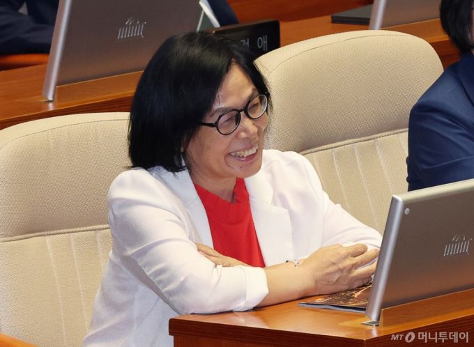 [서울=뉴시스] 김명년 기자 = 최민희 더불어민주당 의원이 10일 오전 서울 여의도 국회에서 열린 제249회국회(정기회) 제3차 본회의에서 송언석 원내대표의 교섭단체 대표연설 중 웃고 있다. 2025.09.10. kmn@newsis.com /사진=김명년