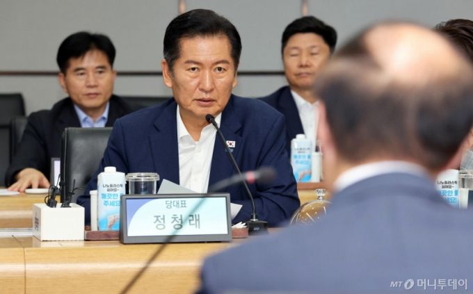 [서울=뉴시스] 국회사진기자단 = 정청래 더불어민주당 대표가 10일 경기 평택시 삼성전자 팽택캠퍼스를 방문해 반도체산업 발전을 위한 현장 간담회를 하고 있다. 맞은 편은 전영현 삼성전자 디바이스솔루션(DS)부문장(부회장). 2025.09.10. photo@newsis.com /사진=