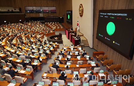 우원식 국회의장이 지난 4월 2일 오후 서울 여의도 국회에서 열린 제423회 국회(임시회) 제3차 본회의에서 코로나바이러스감염증- 19예방접종피해보상등에관한특별법안 가결을 선포하며 의사봉을 두드리고 있다./사진=[서울=뉴시스] 조성우 기자