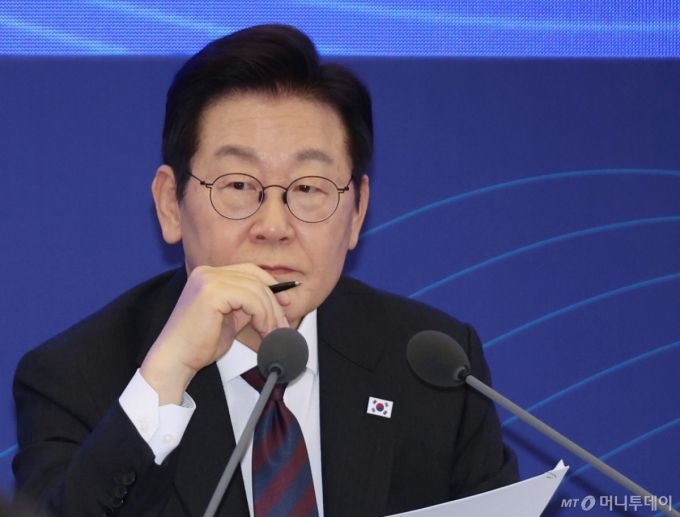 [서울=뉴시스] 고범준 기자 = 이재명 대통령이 10일 서울 마포구 프론트원에서 열린 국민성장펀드 보고대회에서 신동식 한국해사기술 회장 발언을 듣고 있다. (대통령실통신사진기자단) 2025.09.10. bjko@newsis.com /사진=